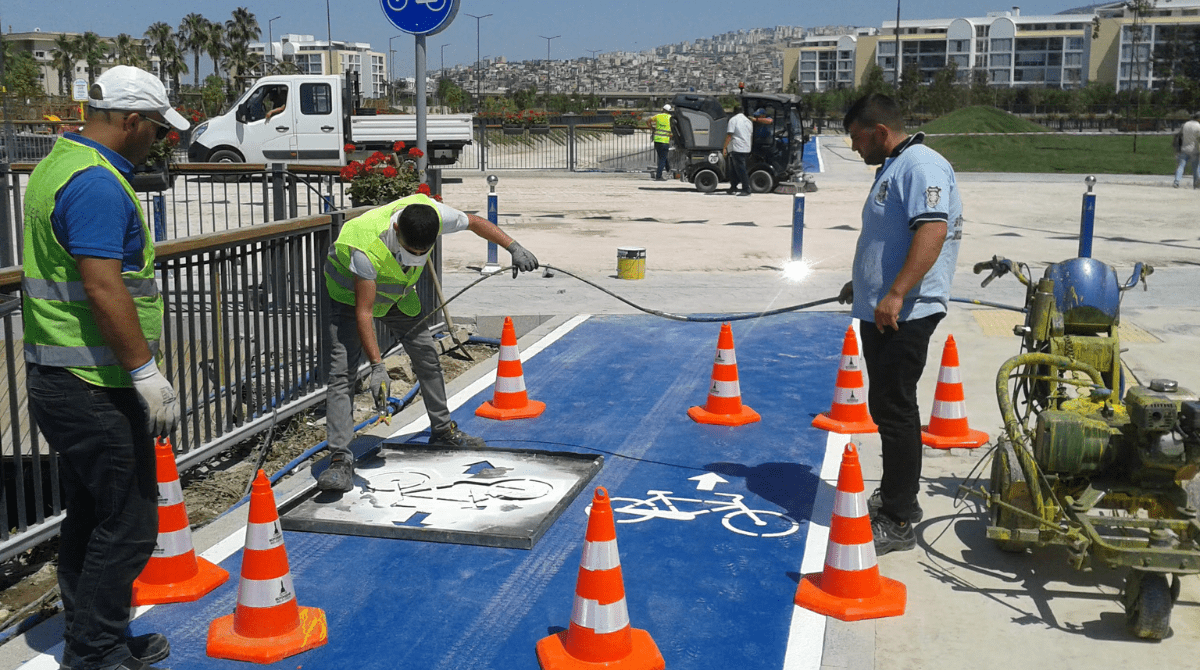Workers applying road surface marking on a cycle lane. Image source: Mutlu Burak Paksoy/Pexels/Canva