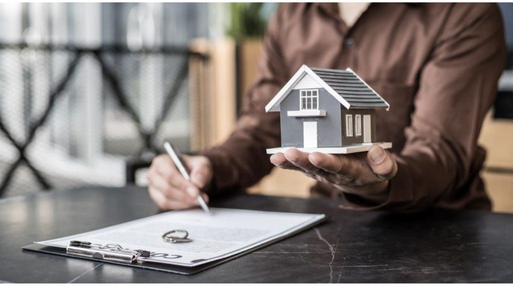 Agent discussing real estate property contract agreement. Image Source: 89Stocker/Canva