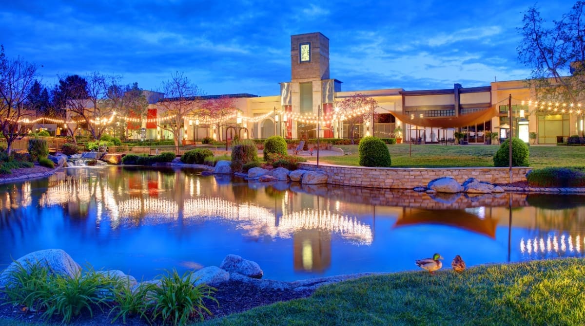 Representative picture of Thousand Oaks. Image Source: DenisTangneyJr/Canva