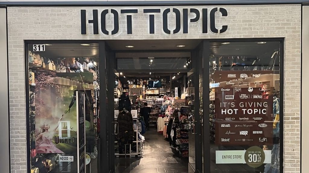 Hot Topic storefront at Weberstown Mall, Stockton. Image Source: TaurusEmerald/Wikimedia Commons