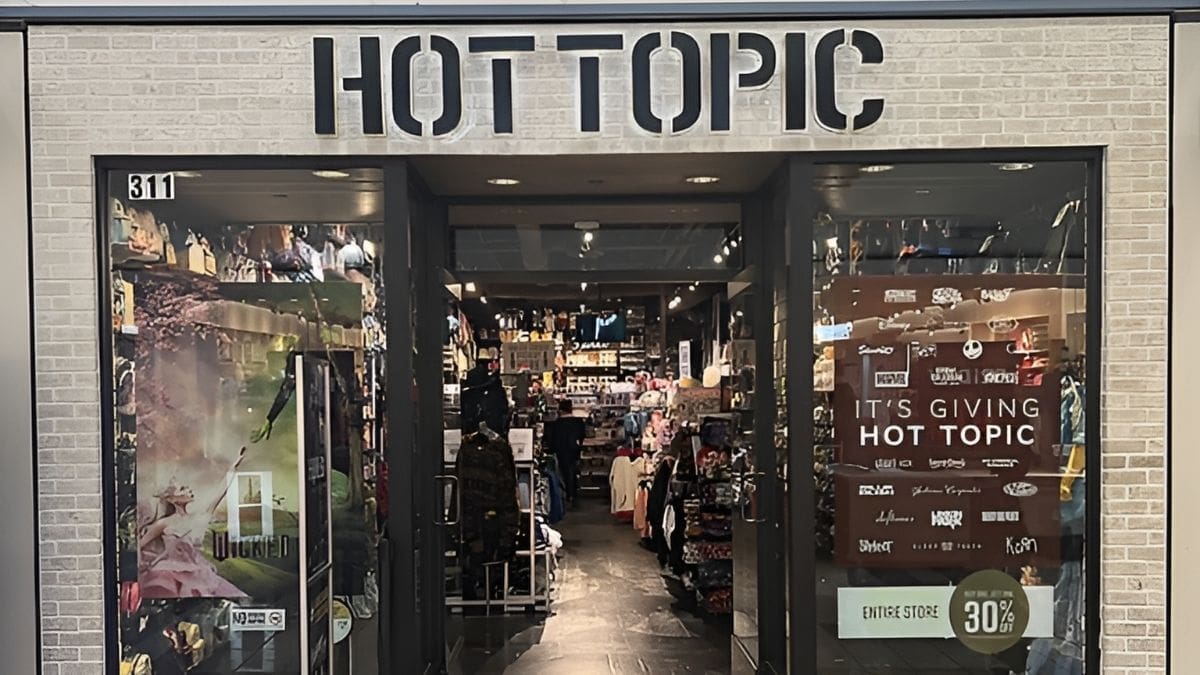 Hot Topic storefront at Weberstown Mall, Stockton. Image Source: TaurusEmerald/Wikimedia Commons